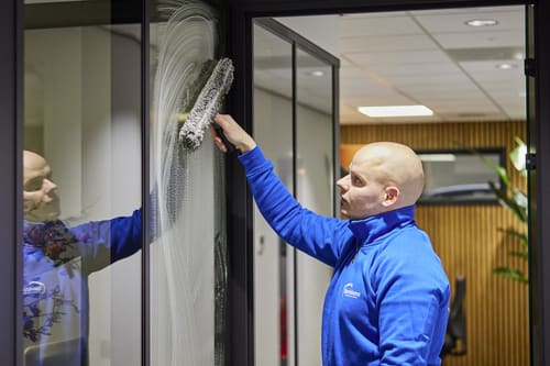 Sparidaens aan het werk bij glasbewassing van een bedrijfspand